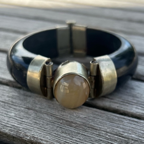 Jewelry - Hinged bulky bracelet